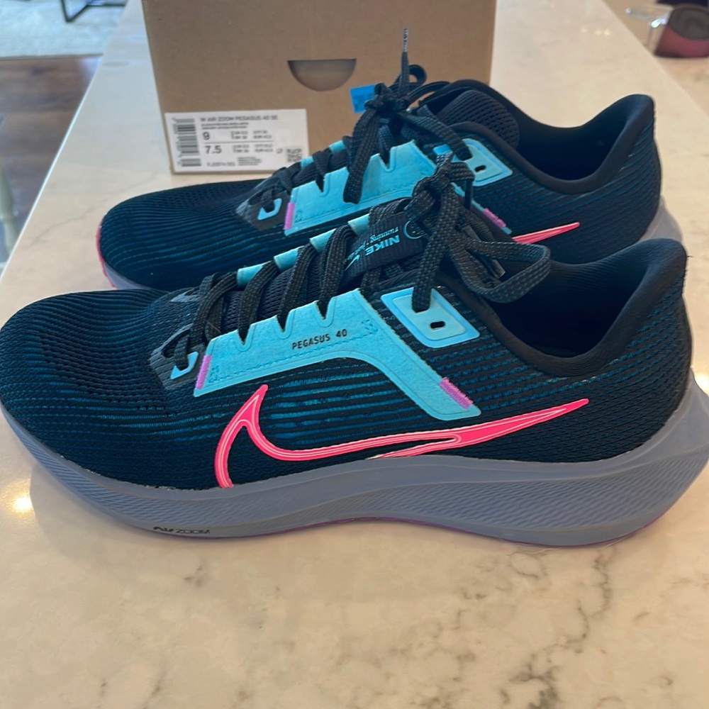 Nike Air Zoom Pegasus 40 SE, Size 9